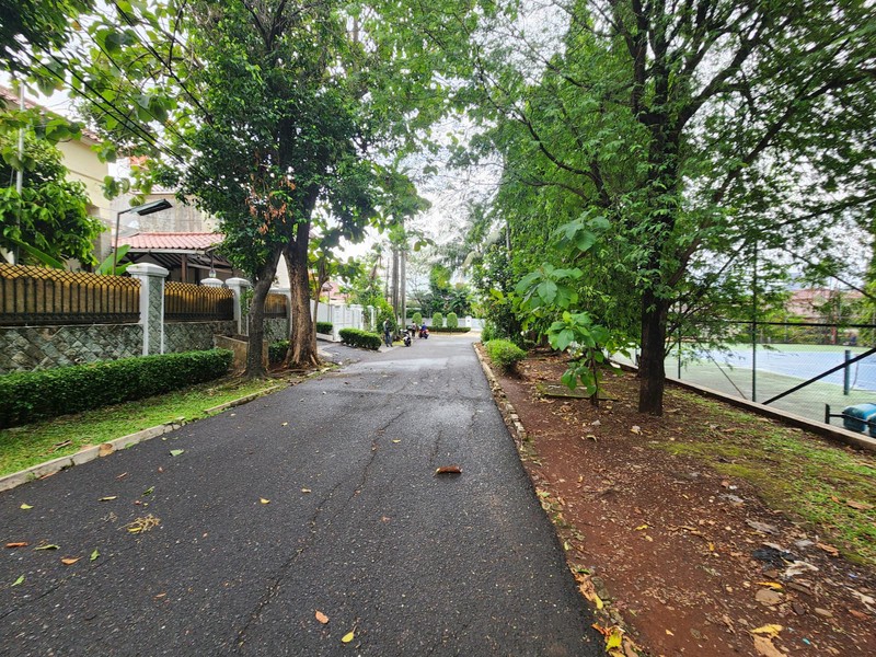 Rumah Luas & Nyaman dengan Halaman Depan Belakang di Duren Tiga