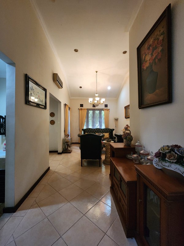 Rumah Luas & Nyaman dengan Halaman Depan Belakang di Duren Tiga