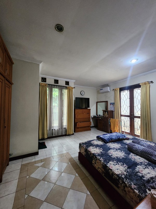 Rumah Luas & Nyaman dengan Halaman Depan Belakang di Duren Tiga