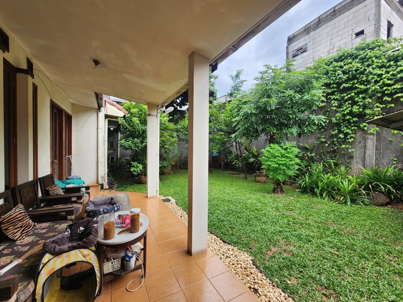 Rumah Luas & Nyaman dengan Halaman Depan Belakang di Duren Tiga