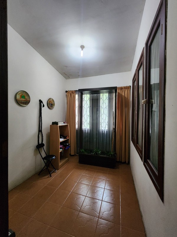 Rumah Luas & Nyaman dengan Halaman Depan Belakang di Duren Tiga