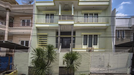 Rumah 3 Lantai Strategis, Rapi, Siap huni, Luas & Nyaman 