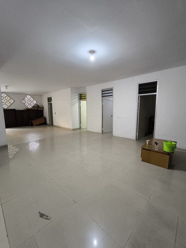 Rumah 3 Lantai Strategis, Rapi, Siap huni, Luas & Nyaman 