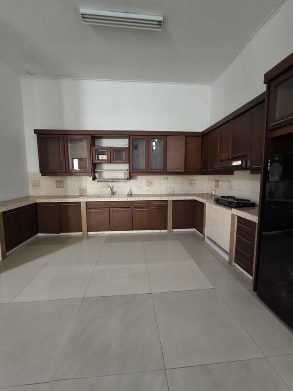 Rumah 3 Lantai Strategis, Rapi, Siap huni, Luas & Nyaman 