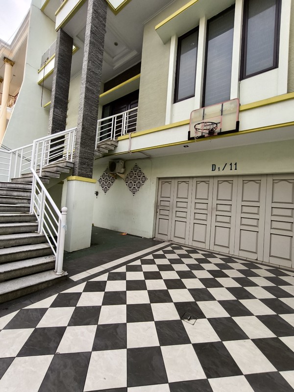 Rumah 3 Lantai Strategis, Rapi, Siap huni, Luas & Nyaman 