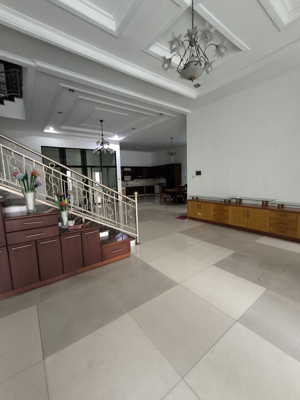 Rumah 3 Lantai Strategis, Rapi, Siap huni, Luas & Nyaman 