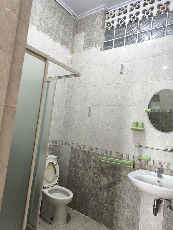 Rumah 3 Lantai Strategis, Rapi, Siap huni, Luas & Nyaman 