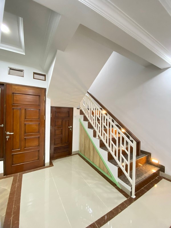 Rumah Bagus Siap Huni 3 Lantai di Giant Residence, Jl Cendrawasih, Kebayoran Lama, Jakarta Selatan