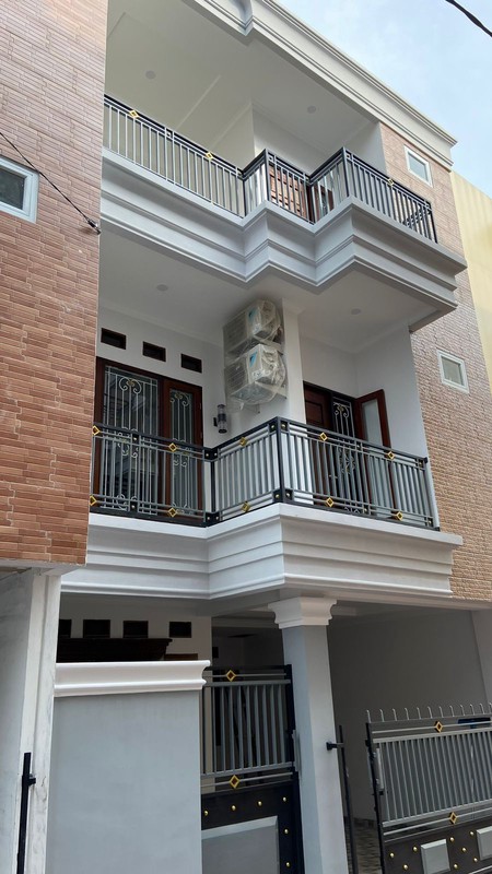 Rumah Bagus Siap Huni 3 Lantai di Giant Residence, Jl Cendrawasih, Kebayoran Lama, Jakarta Selatan