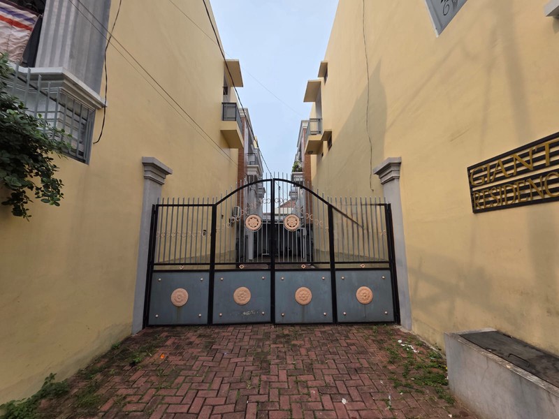 Rumah Bagus Siap Huni 3 Lantai di Giant Residence, Jl Cendrawasih, Kebayoran Lama, Jakarta Selatan