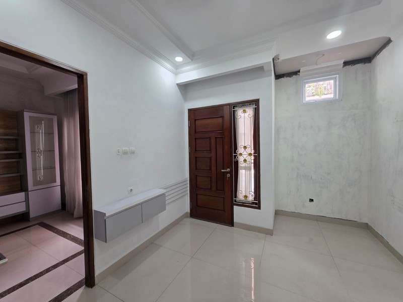 Rumah Bagus Siap Huni 3 Lantai di Giant Residence, Jl Cendrawasih, Kebayoran Lama, Jakarta Selatan
