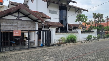 Elegant Hook House in Manyar - Bright, Spacious, and Ready for Your Family