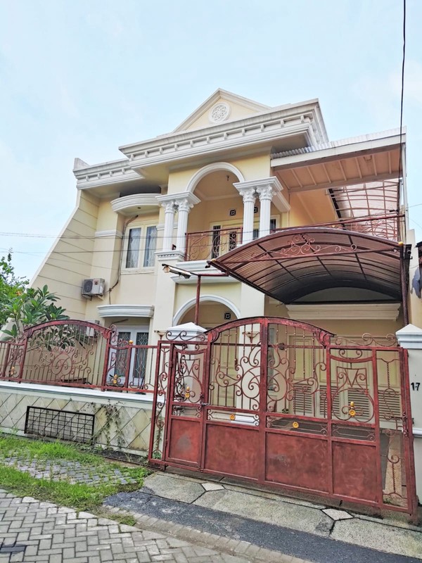 Elegant 2-Storey Home in Tenggilis Utara - Comfortable Living in a Flood-Free Neighborhood