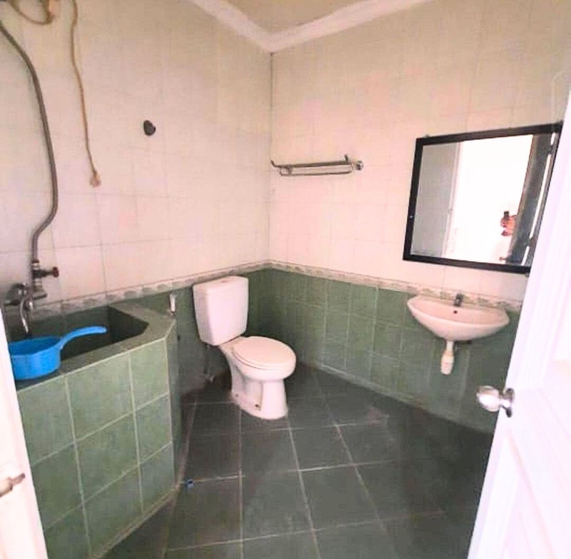 Elegant 2-Storey Home in Tenggilis Utara - Comfortable Living in a Flood-Free Neighborhood