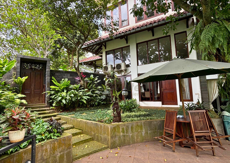 Rumah Luas dan Mewah di area eksklusif , kawasan tenang di Kemang-Ampera