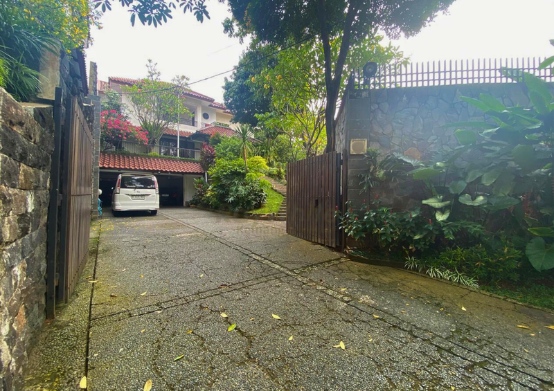 Rumah Luas dan Mewah di area eksklusif , kawasan tenang di Kemang-Ampera