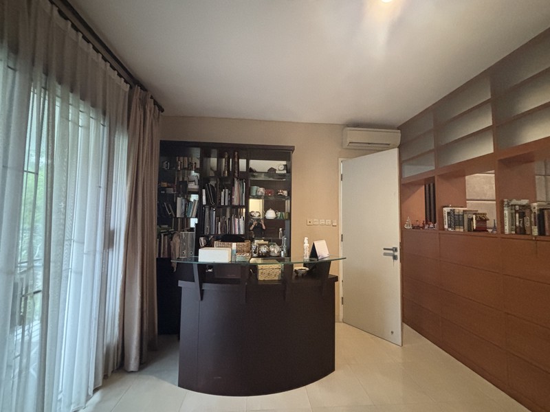 Rumah Luxury Hoek, Full Furnished di Raffles Hills Cibubur 