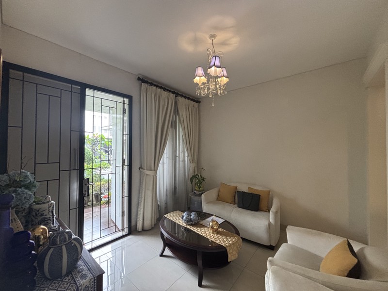 Rumah Luxury Hoek, Full Furnished di Raffles Hills Cibubur 