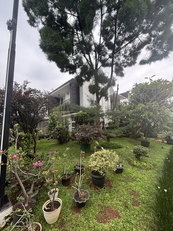 Rumah Luxury Hoek, Full Furnished di Raffles Hills Cibubur 