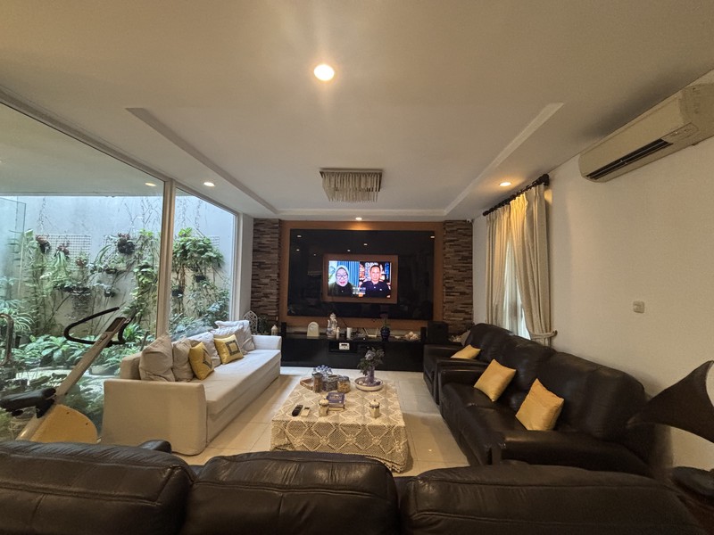 Rumah Luxury Hoek, Full Furnished di Raffles Hills Cibubur 