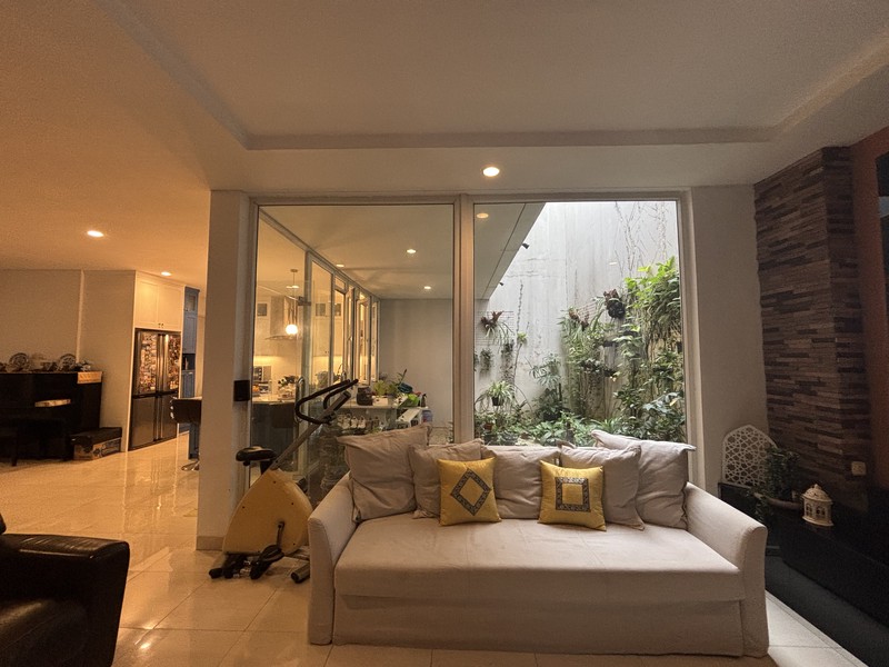 Rumah Luxury Hoek, Full Furnished di Raffles Hills Cibubur 