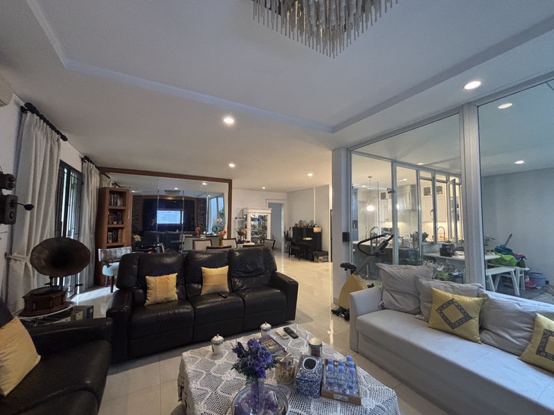 Rumah Luxury Hoek, Full Furnished di Raffles Hills Cibubur 