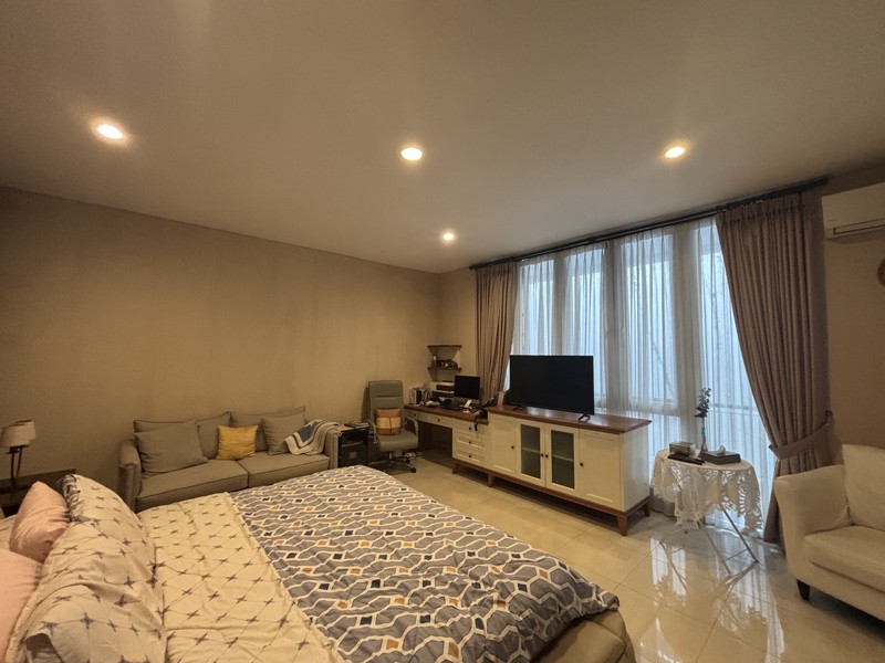 Rumah Luxury Hoek, Full Furnished di Raffles Hills Cibubur 