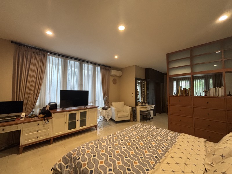 Rumah Luxury Hoek, Full Furnished di Raffles Hills Cibubur 