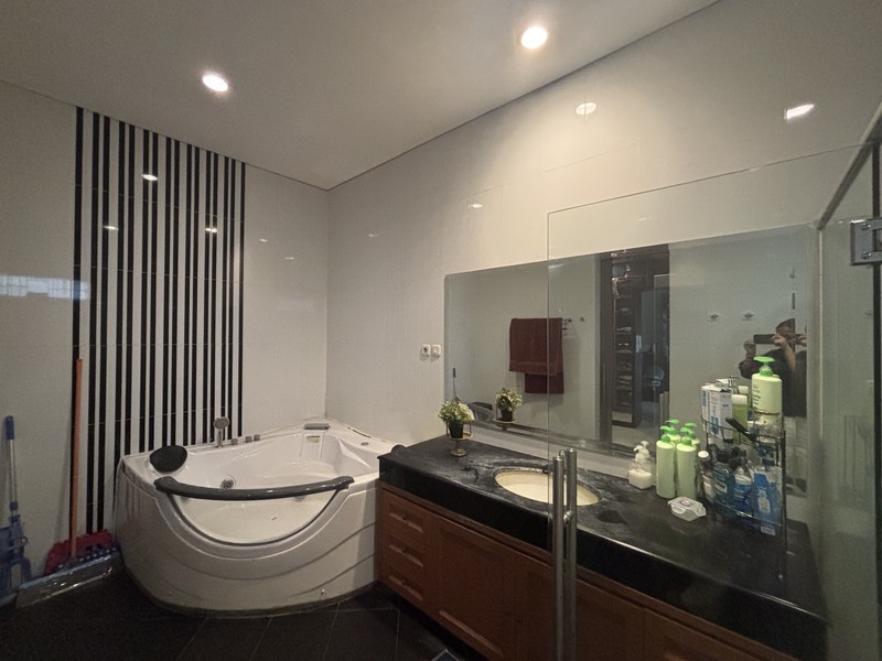 Rumah Luxury Hoek, Full Furnished di Raffles Hills Cibubur 