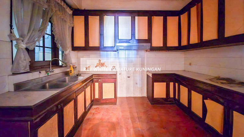 Rumah Lama Hitung Tanah di Jalan Tegal, Menteng Lokasi Tenang
