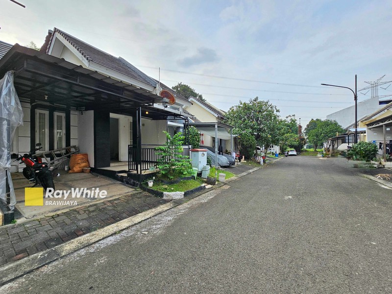 Rumah di Legenda Wisata Cibubur, Bogor, Cluster Van Gogh, cocok buat pasangan muda