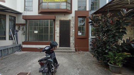 Disewakan murah Rumah di Taman New Britania JL. Manchester Lippo Karawaci Tangerang