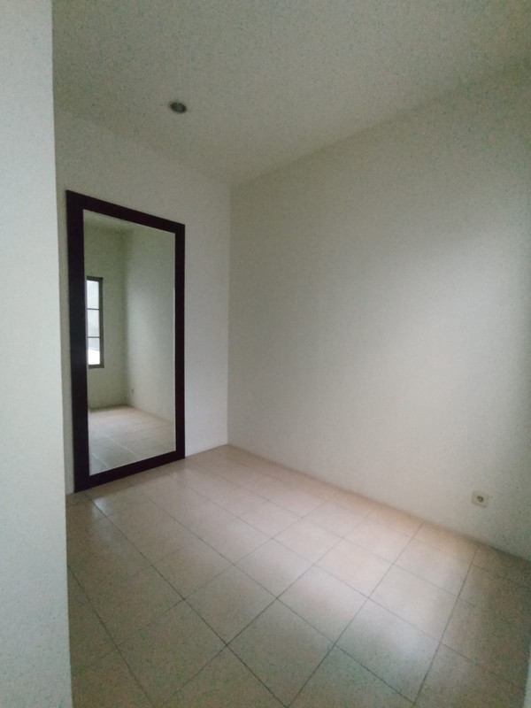 Disewakan murah Rumah di Taman New Britania JL. Manchester Lippo Karawaci Tangerang