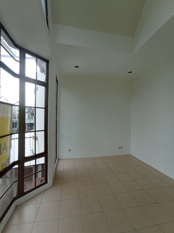 Disewakan murah Rumah di Taman New Britania JL. Manchester Lippo Karawaci Tangerang