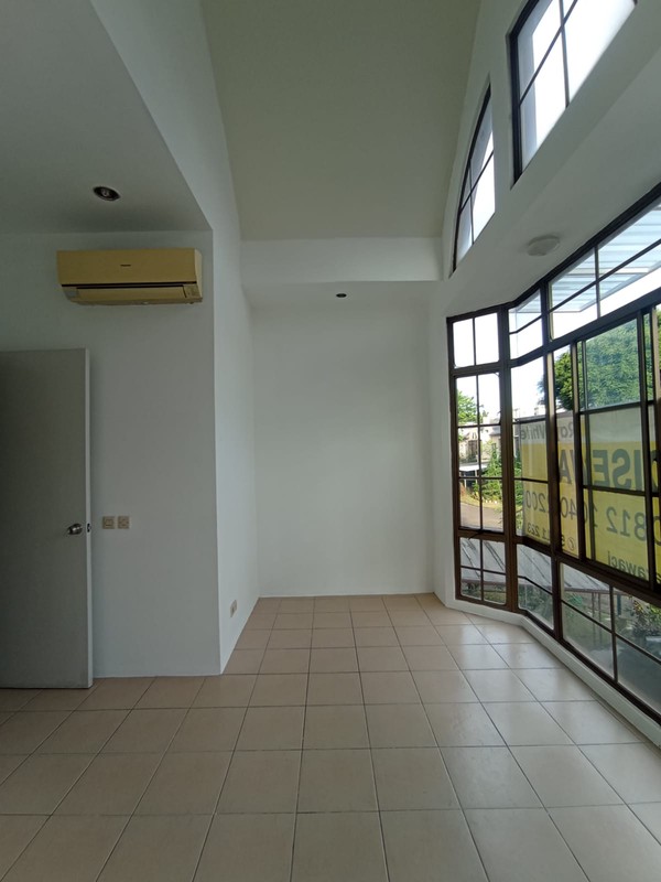 Disewakan murah Rumah di Taman New Britania JL. Manchester Lippo Karawaci Tangerang