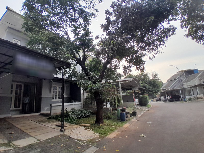 Rumah Tingkat Modern Atap Baja Ringan di Kota Wisata