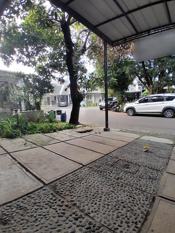 Rumah Tingkat Modern Atap Baja Ringan di Kota Wisata