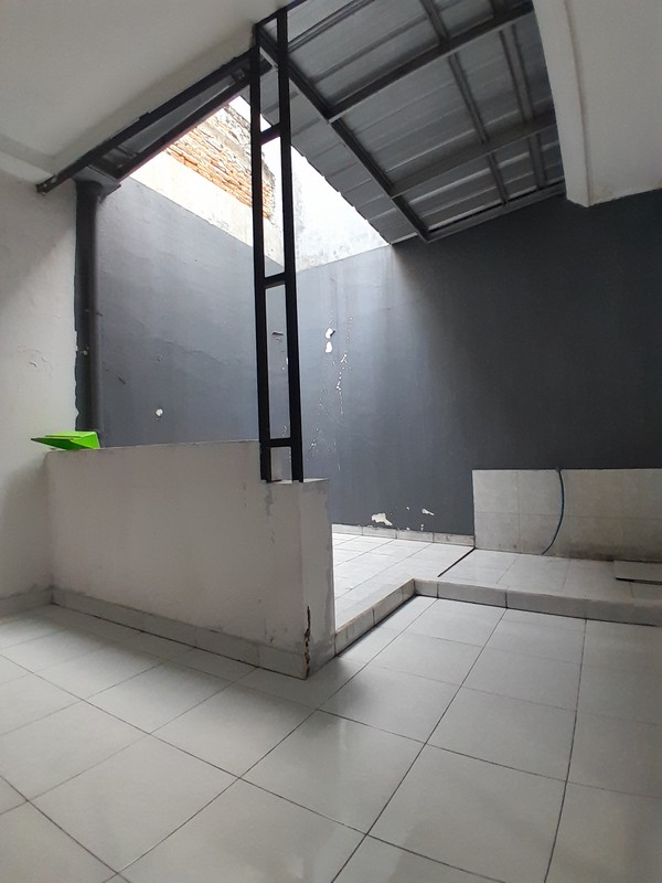 Rumah Tingkat Modern Atap Baja Ringan di Kota Wisata