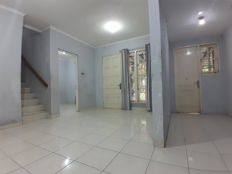 Rumah Tingkat Modern Atap Baja Ringan di Kota Wisata