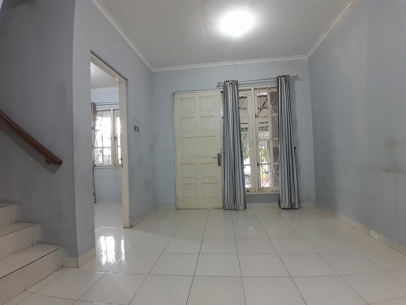 Rumah Tingkat Modern Atap Baja Ringan di Kota Wisata