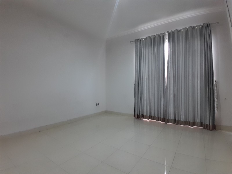 Rumah Tingkat Modern Atap Baja Ringan di Kota Wisata