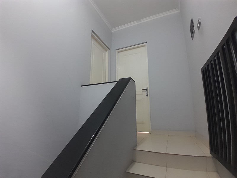 Rumah Tingkat Modern Atap Baja Ringan di Kota Wisata