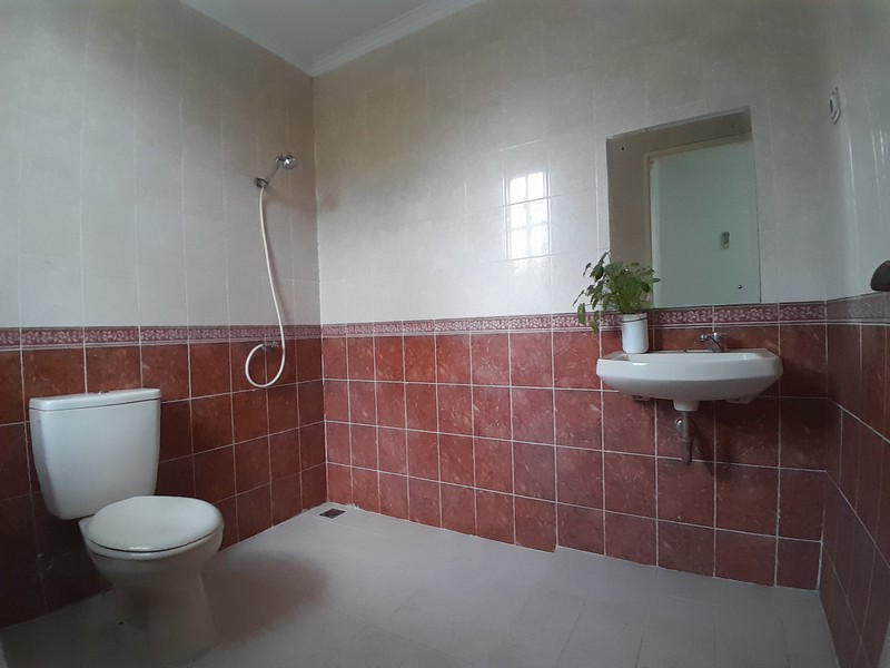 Rumah Tingkat Modern Atap Baja Ringan di Kota Wisata