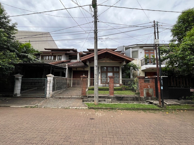 Rumah Terawat Luas 330m2 di Lebak Bulus Siap Huni Dalam Komplek Dekat ke MRT