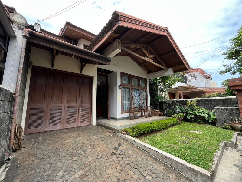 Rumah Terawat Luas 330m2 di Lebak Bulus Siap Huni Dalam Komplek Dekat ke MRT