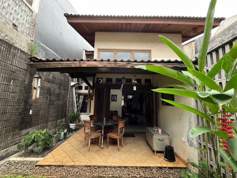 Rumah Terawat Luas 330m2 di Lebak Bulus Siap Huni Dalam Komplek Dekat ke MRT