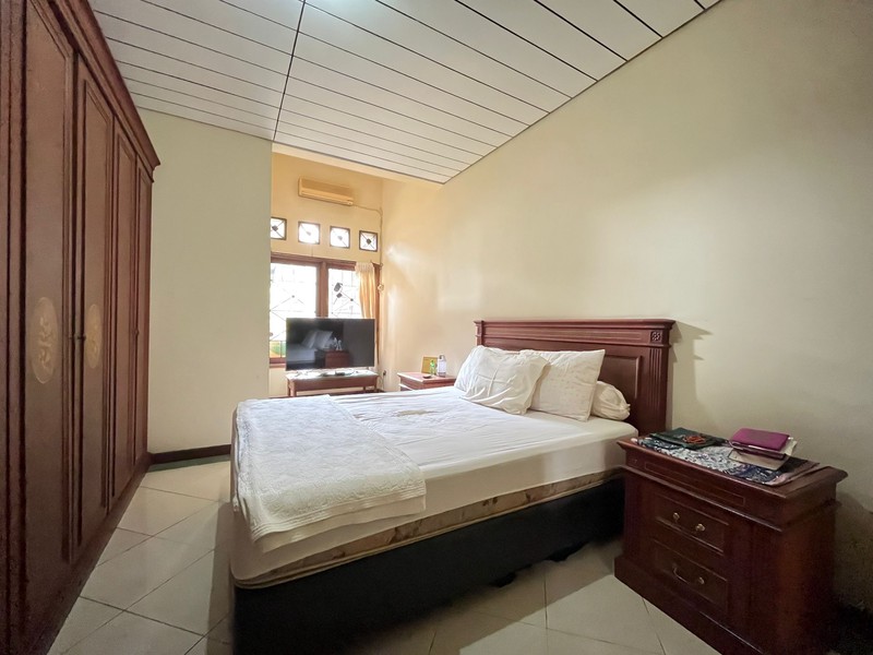 Rumah Terawat Luas 330m2 di Lebak Bulus Siap Huni Dalam Komplek Dekat ke MRT