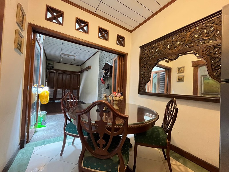 Rumah Terawat Luas 330m2 di Lebak Bulus Siap Huni Dalam Komplek Dekat ke MRT