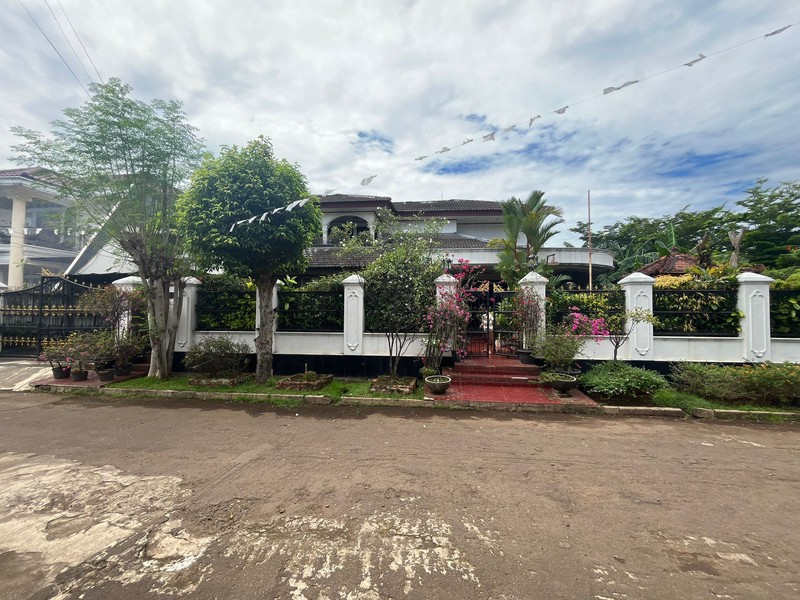 Rumah Asri Super Luas Posisi Hook Dalam Komplek Strategis di Cinere