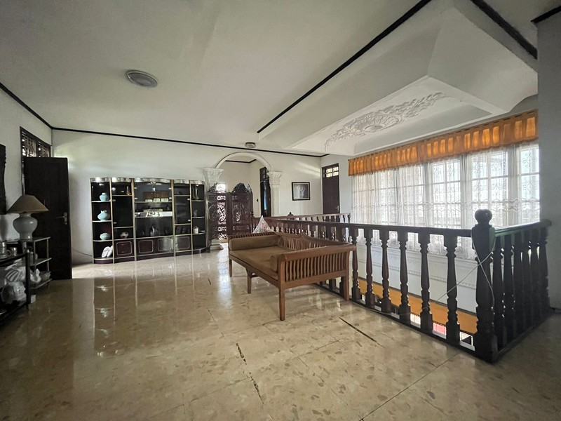 Rumah Asri Super Luas Posisi Hook Dalam Komplek Strategis di Cinere